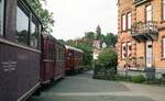 Jagsttalbahn__Triebwagen-Zug bei der Ausfahrt aus dem Bf Möckmühl mit Götzenburg im Hintergrund.__17-05-1986