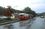 Am wie die Vortage völlig verregneten Pfingstmontag 1983 steht der VT 303 der Jagsttalbahn abfahrbereit auf dem Bahnhofsvorplatz von Möckmühl.