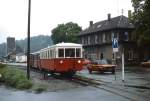 Am Pfingstmontagabend 1983 verläßt VT 303 der Jagsttalbahn Möckmühl, im Hintergrund das DB-Empfangsgebäude. Wegen Oberbaumängeln wurde die Bahn im Dezember 1988 eingestellt. Förmlich stillgelegt wurde sie zwar nie, die Gleise zwischen Möckmühl und Widdern sind allerdings abgebaut.