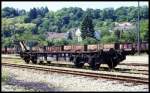 Dieser normalspurige Wagen diente einst dem Transport von Schmalspurfahrzeugen z. B. zu Werkstätten. Er stand am 27.5.1990 noch im Bereich der Jagsttalbahn im Bahnhof Möckmühl.