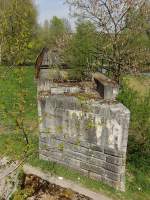 Stillgelegte Eisenbahnbrcke (||) - Von der 1969 stillgelegten und 1971 abgebauten, 9 km langen Bahnstrecke von Sigmaringen nach Krauchenwies ist am 23.04.2011  zwischen Sigmaringen und Sigmaringendorf noch die Bahnbrcke ber die Donau zu sehen.