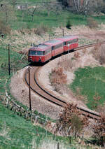 Uerdinger Schienenbuszug in einer engen Kurve auf der DB-Nebenbahn Göppingen - Schwäbisch Gmünd, 24.04.1984