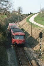 Uerdinger Schienenbuszug auf der kurvenreichen DB-Nebenbahn Göppingen - Schwäbisch Gmünd, 24.04.1984