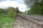 Die wrttembergische Schwarzwaldbahn am 11. Mai 2013 am Bahnbergang zwischen Ostelsheim und Althengstett.