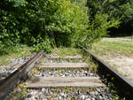 Stillgelegte Bahnstrecke Ludwigsburg-Markgr�ningen: Trassenf�hrung nach dem M�glinger Bahn�bergang Richtung Wiesenweg.
Datum: 10.06.2026