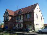 Das ehemalige in den Jahren 1903 bis 1904 erbaute Empfangsgebude des Bahnhofs Enzweihingen.
