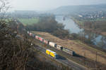 Ein ELL Vectron vermietet an TX Logistik mit einem KLV-Zug bei Himmelstadt Richtung Gemünden, 16.03.2017