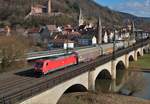 DB Cargo Bombardier Traxx 185 306-8 mit gemischten Güterzug in Gemünden am Main am 27.02.21