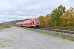 445 064 als RE55 nach Würzburg Hbf in Thüngersheim gen Würzburg fahrend am Dienstag den 26.10.2021