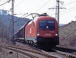 Auch Kraftprotze wie der ÖBB-Taurus brauchten auf der alten Spessartrampe Schubhilfe (8.4.2006).