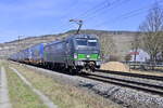 ES IST ZWEI MINUTEN VOR ZWÖLF!   Als die ELL 193 203 von TLX mit einem Auto Walter Klv durch Thüngersheim gen Würzburg gefahren kommt am 1.3.2022