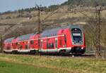 Tele auf einen nach Würzburg Hbf fahrenden RE 55 aus Frankfurt ist hier bei Thüngersheim am Dienstag den 1.3.2022