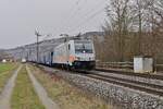 WFL 185 677-2 mit einem leeren BLG Autozug bei Thüngersheim gen Würzburg fahrend am 15.3.2022