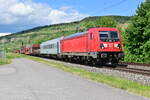 187 199 mit einem Mischer am Haken in Thüngersheim am 24.5.2022 gen Würzburg fahrend.