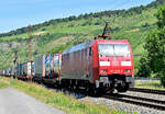 In Thüngersheim kommt die 152 025-3 mit einem Klv gen Würzburg gefahren am Dienstag den 14.6.2022