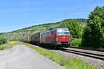 In Thüngersheim kommt die ÖBB 1293 028 mit einem Klv gen Würzburg gefahren am Dienstag 14.6.2022