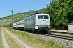 In Thüngersheim ist mir die Railadventur 111 222-6 mit zwei Schutzwagen gen Würzburg fahrend vors Objektiv geraten.