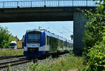 Nachschuß auf den dreifach Triebwagenzug der BRB in Thüngersheim, der Zug besteht aus den Triebwagen VT 321 an der Spitze, mittig aus dem VT 324 und am Zugschluß der hier zusehende VT