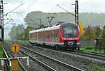 Als RB53 verlässt hier im Starkregenschauer der 440 323-4 Himmelstadt gen Retzbach-Zellingen am Samstagnachmittag des 15.10.2022