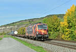 Mit einem KLV ist die 193 878 von TXL bei Thüngersheim gen Würzburg fahrend unterwegs am 7.10.2022