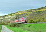 Ein RE 54 nach Bamberg ist hier vor der Prallhngkulisse zwischen Retzbach und thüngersheim zusehen am 1.11.2022