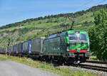 Am 14.6.2022 kommt bei bestem Wetter die 193 757 bei Thüngersheim mit einem KLV gen Würzburg die Maintalbahn gefahren.