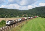 1216 955 der WLC  Roland  zieht am 11.August 2016 einen Containerzug bei Gambach in Richtung Wrzburg.