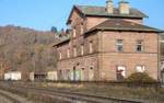 Blick nach Nordosten auf den alten Bahnhof von Wernfeld am 21.11.11. Bis 2010 hielten etwa zweistündlich RB von und nach Würzburg vor dem Empfangsgebäude. Dahinter liegen die Gleise der Werntalbahn nach Schweinfurt, auf der seit 1976 nur noch Güterzüge fahren. Am linken Bildrand sieht man deren Oberleitungsmasten. 