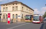 Der Bahnhofsvorplatz in Lohr am Main: Statt der Nebenbahn muss man heute mit dem Bus nach Marktheidenfeld und Wertheim fahren.