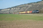 ES 64 U2-575 mit einem Containerzug Richtung Würzburg bei Thüngersheim, 16.03.2017