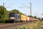 die für die ÖBB fahrende MRCE X4 E - 858 mit Containern am 06.08.2020 bei Thüngersheim