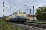 Am späten Vormittag kommt 181 213 mit einem Bauzug von DB am Haken durch Thüngersheim am dienstag den 31.8.2021 gen Würzburg gefahren.
