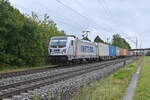 187 510-3 von Akiem für Metrans mit einem Containerzug bei Thüngersheim gen Karlstadt fahrend.