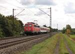 115 114-1 fuhr am 17.09.21 mit den beiden Waggons durch Thüngersheim.