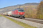 Mit einem KLV am Haken kommt die ÖBB 1293 185 bei Thüngersheim am Dienstag den 9.11.2021 gen Würzburg gefahren.