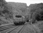 194 585 wechselt nach ihrer Schubleistung das Gleis zur Rückfahrt nach Laufach (3.10.1981).