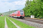 Als RE55 nach Würzburg Hbf durchfährt der 445 060 geführte Zug gerade Thüngersheim am 10.5.2022