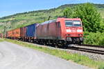 185 006 ist mit einem Kastelzug in Richtung Würzburg in Thüngersheim am 14.6.2022 zusehen.