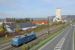 Heinrichsmeyer Eisenbahndienstleistungen 221 136-5 als Tfzf Richtung Gemünden, am 17.10.2022 in Karlstadt (M).
