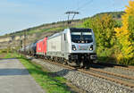 Mit einer 185ziger kalt als Wagenlok und einigen Kesseln am Haken ist 187 076-5 bei Thüngersheim am 7.10.2022 gen Würzburg fahrend abgelichtet worden.