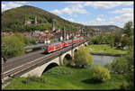 Nahezu ein Ansichtskarten Motiv bietet sich von der Straße Mainbrücke auf die Eisenbahn Brücke über den Main in Gemünden.