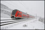 Schneegestöber im Maintal: Während des Wintereinbruchs am Montag, 26.01.2026, kam es bundesweit zu Behinderungen im Straßen- und Schienenverkehr. In einigen Regionen musste sogar der Verkehr eingestellt werden. Nicht so im Maintal! Die Züge rollten nahezu pünktlich durch das Schneegestöber. Ein Twindexx 445 als RE 54/55 Main-Spessart-Express von Würzburg nach Frankfurt/M. am Km 20,0 bei Himmelstadt.