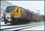 Schneegestöber im Maintal: Die Euro9000 2019 323-5  DISPO TF Rail  (ELP) am 26.01.2026 mit einem Ganzzug Innofright-Container am Km 20,0 bei Himmelstadt.