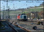 DB 212 329-7 (ozeanblau/beige) und 212 265-3 (verkehrsrot) fuhren am 27.02.2026 als Lokzug durch Würzburg ostwärts.