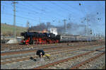 Die Dampflok 52 7409 (DGEG) war am 27.02.2026 unter der Regie von Eurovapor Betriebsgruppe Deutschland und Nostalgiezugreisen aus Mülheim an der Ruhr von Würzburg Hbf nach Darmstadt-Kranichstein unterwegs, als die Fuhre aus vier Silberlingen, einem blauen Speise- und einem grünen Postwagen bei der Abfahrt aus der Residenzstadt fotografiert werden konnte. 