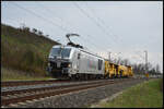 Rheincargo 248 061 mit der Gleisstopf- & Profiliermaschine (STRABAG, NVR: 99 80 9425 002-9 D-STRPL) am 21.03.2026 bei Km 20,0 nahe Himmelstadt im Maintal.