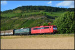 Erst seit kurzem ist die BayernBahn 151 113 im orientroten Farbkleid unterwegs, als sie am 03.07.2026 mit ihrer Schwester 151 038 und dem Henkelzug bei Th�ngersheim im Maintal fotografiert werden konnte. Am Schluss des langen Zuges hing noch die Gleisbaumaschine Unimat 09-16/4S und BayernBahn V100 2100.