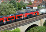 Am 26.07.2026 wurden drei Wagen des Railjet Mireo 4884 003 von M�nchen nach Wegberg-Wildenrath ins dortige Siemens-Testzentrum �berf�hrt. Bei den Fahrzeugen handelt es sich um die beiden Mittelwagen A-�BB 94 81 7184 003-6 und A-�BB 94 81 7184 303-0, sowie den Steuerwagen A-�BB 94 81 7184 003-6. Der Siemens Railjet M hat eine H�chstgeschwindigkeit von nur 160 km/h. Diese �berf�hrung wurde von Railadventure mit der Lokomotive X4 E – 647 „EVERY CONNECTION“ TXL/BRLL (NVR: 91 80 6193 647-5 D-DISPO) durchgef�hrt und konnte am Nachmittag in Gem�nden/Main mit der Kamera beobachtet werden.
