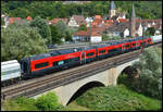 Am 26.07.2026 wurden drei Wagen des Railjet Mireo 4884 003 von M�nchen nach Wegberg-Wildenrath ins dortige Siemens-Testzentrum �berf�hrt. Bei den Fahrzeugen handelt es sich um die beiden Mittelwagen A-�BB 94 81 7184 003-6 und A-�BB 94 81 7184 303-0, sowie den Steuerwagen A-�BB 94 81 7184 003-6. Der Siemens Railjet M hat eine H�chstgeschwindigkeit von nur 160 km/h. Diese �berf�hrung wurde von Railadventure mit der Lokomotive X4 E – 647 „EVERY CONNECTION“ TXL/BRLL (NVR: 91 80 6193 647-5 D-DISPO) durchgef�hrt und konnte am Nachmittag in Gem�nden/Main mit der Kamera beobachtet werden.
