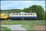 E10 1239 (110 239) bef�rderte am 02.09.2026 Gleisbaumaschinen bei Th�ngersheim durch das Maintal gen S�den.